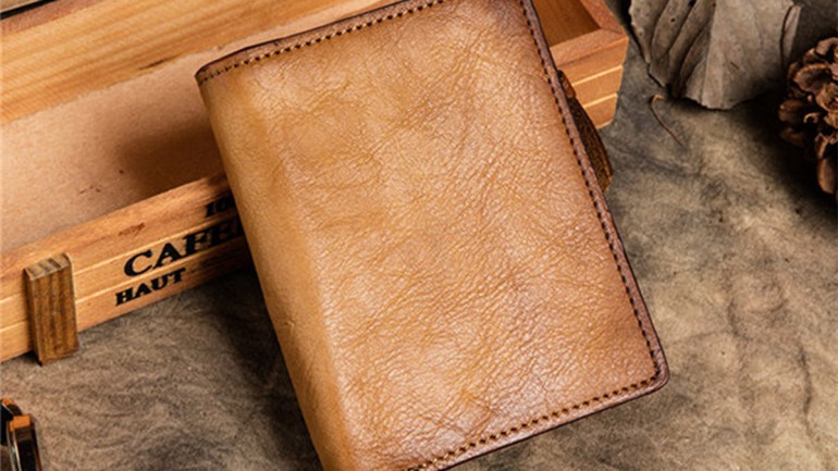 Best Christmas Gift Ideas of 2017: Personalized Leather Wallets