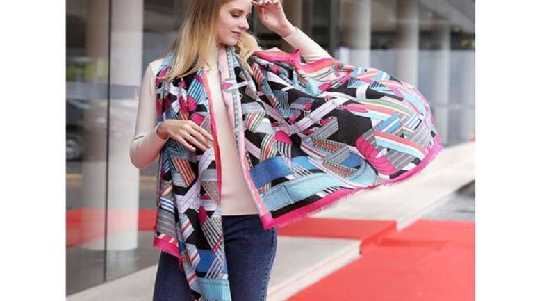 How to Wear An Oversized Scarf Fashionably?
